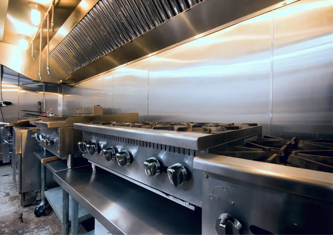 Nettoyage de hotte professionnelle dans une cuisine en Belgique